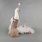 Decoratiune Craciun, Pasare Paun cu pene naturale și broderie, pe suport, alb-auriu, 47 cm - imagine 3