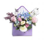 Aranjament in cutie tip plic cu flori artificiale