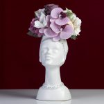 Aranjament floral, Statuetă din ceramică cu flori artificiale, Albă