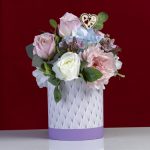 Aranjament floral elegant în cutie mov din flori de matase