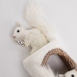 Decoratiune Craciun, Veverite cu blanita, Alb, 27cm - imagine 3