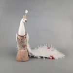 Decoratiune Craciun, Pasare Paun cu pene naturale și broderie, pe suport, alb-auriu, 47 cm - imagine 2