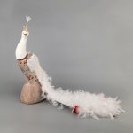 Decoratiune Craciun, Pasare Paun cu pene naturale și broderie, pe suport, alb-auriu, 47 cm - imagine 4