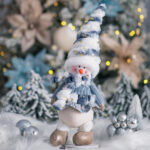 Decoratiune Craciun, Om de Zapada cu caciulita, alb cu albastru si auriu, 45cm - imagine 2