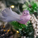 Decoratiune Craciun, Pasare cu glitter si pene naturale, mov, 15cm - imagine 2