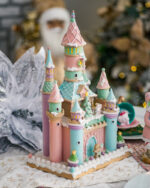 Decoratiune Craciun, Castel din rasina cu aspect de turta dulce, multicolor, 42 cm - imagine 2