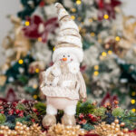 Decoratiune Craciun, Om de Zapada cu caciulita, alb cu maro si auriu, 45cm - imagine 2
