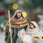 Decoratiune Craciun, Sceneta Familia Sfanta, 3 figurine pe suport, din ceramica, 15 cm - imagine 3