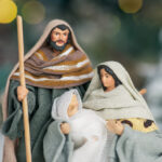 Decoratiune Craciun, Sceneta Familia Sfanta, 3 figurine pe suport, din ceramica, 15 cm - imagine 4