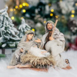 Decoratiune Craciun, Sceneta nastere din ceramica pe postament, 3 figurine, 25cm lungime, 15 cm inaltime - imagine 2