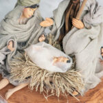 Decoratiune Craciun, Sceneta nastere din ceramica pe postament, 3 figurine, 25cm lungime, 15 cm inaltime - imagine 5
