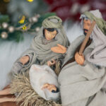Decoratiune Craciun, Sceneta nastere din ceramica pe postament, 3 figurine, 25cm lungime, 15 cm inaltime - imagine 3