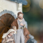 Decoratiune Craciun, Sceneta Sfanta Familie din rasina, maro, 17 cm - imagine 4