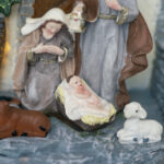Decoratiune Craciun, Sceneta Sfanta Familie din rasina, maro, 17 cm - imagine 5