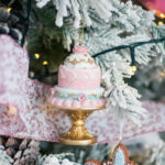 Decoratiune Craciun, Tort din rasina de agatat, roz si auriu, 11 cm - imagine 2