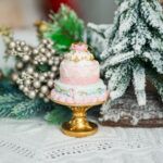 Decoratiune Craciun, Tort din rasina de agatat, roz si auriu, 11 cm - imagine 3