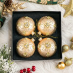 Decoratiune Craciun, Set 4 globuri din sticla, aurii cu perlute, 10 cm - imagine 2