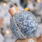 Decoratiune Craciun, Suport globuri cu broderie si catifea, albastru indigo si auriu, 60cm - imagine 3