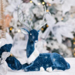 Decoratiune Craciun, Ren stand in sezut, din catifea, albastru, 41 cm - imagine 2