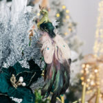 Decoratiune Craciun, Pasare, Paun din pene naturale cu strasuri si glitter, Auriu, 20 cm - imagine 3