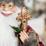 Decoratiune Craciun, Mos Craciun, catifea si blanita, visiniu cu auriu, 60 cm - imagine 4