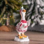Decoratiune Craciun din rasina, gasca pe schiuri, rosu, 13cm - imagine 4
