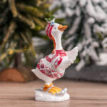 Decoratiune Craciun din rasina, gasca pe schiuri, rosu, 13cm - imagine 3