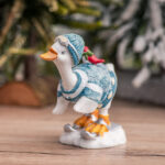 Decoratiune Craciun din rasina, gasca pe schiuri, albastra, 13cm - imagine 2
