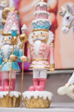 Decoratiune Craciun , Figurina din Rasina Soldat pe suport, Candy Bar, roz sau albastru, 23,5 cm - imagine 2