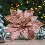 Decoratiune brad, floare Craciunita artificiala, cu catifea cu glitter, maro coniac Ø33 cm - imagine 2