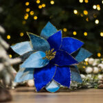 Decoratiune brad, floare Craciunita artificiala din catifea, cu glitter, gri albastru, Ø26 cm - imagine 2
