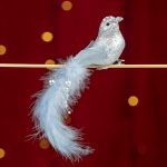 Decorațiune Craciun, Pasare cu pene naturale si perle, argintiu, 16 cm - imagine 3