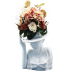Aranjament floral, Statuetă cu pălarie din ceramică cu flori artificiale