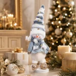 Decoratiune Craciun, Om de Zapada cu caciulita, alb cu albastru si auriu, 45cm - imagine 2