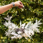 Decoratiune Craciun, Coronita  cu crengute de brad si conuri, alb,30 cm - imagine 3