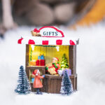 Decoratiune Craciun, Figurina LED Chiosc cu cadouri si braduti, multicolor, 11*8*14 cm - imagine 4