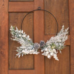 Decoratiune Craciun, Coronita  cu crengute de brad si conuri, alb,30 cm - imagine 2
