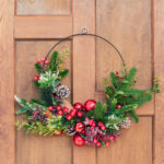 Decoratiune Craciun, Coronita  cu globuri si conuri, verde cu rosu,30 cm - imagine 2