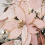 Decoratiune Craciun, Floare din catifea roz cu glitter auriu, 28 cm - imagine 6