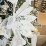 Decoratiune Craciun, Floare decorativa din catifea alba, cu glitter 46 cm - imagine 4