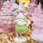Decoratiune Craciun, Mos Craciun in haine verzi, Candy Bar, 12*8*25 cm - imagine 3
