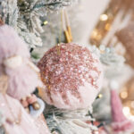 Decoratiune Craciun, Glob din puf si paiete roz , 10 cm - imagine 2