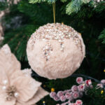 Decoratiune Craciun, Glob din puf si paiete roz cu auriu, 12 cm - imagine 2