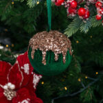 Decoratiune Craciun, Glob din catifea, verde cu auriu, 10 cm - imagine 3