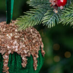 Decoratiune Craciun, Glob din catifea, verde cu auriu, 10 cm - imagine 2