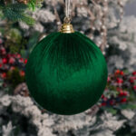 Decoratiune Craciun, Glob din catifea verde 12 cm - imagine 2