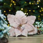 Decoratiune Craciun, Floare din catifea roz cu perlute, 29 cm - imagine 2