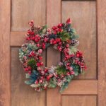 Decoratiune Craciun, Coronita verde cu detalii rosii, 40 cm - imagine 2