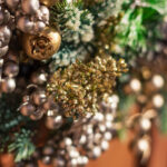Decoratiune Craciun, Coronita verde cu detalii aurii, 40 cm - imagine 3
