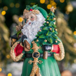 Decoratiune Craciun, Mos Craciun cu bradut si cadouri, verde, 30 cm - imagine 2